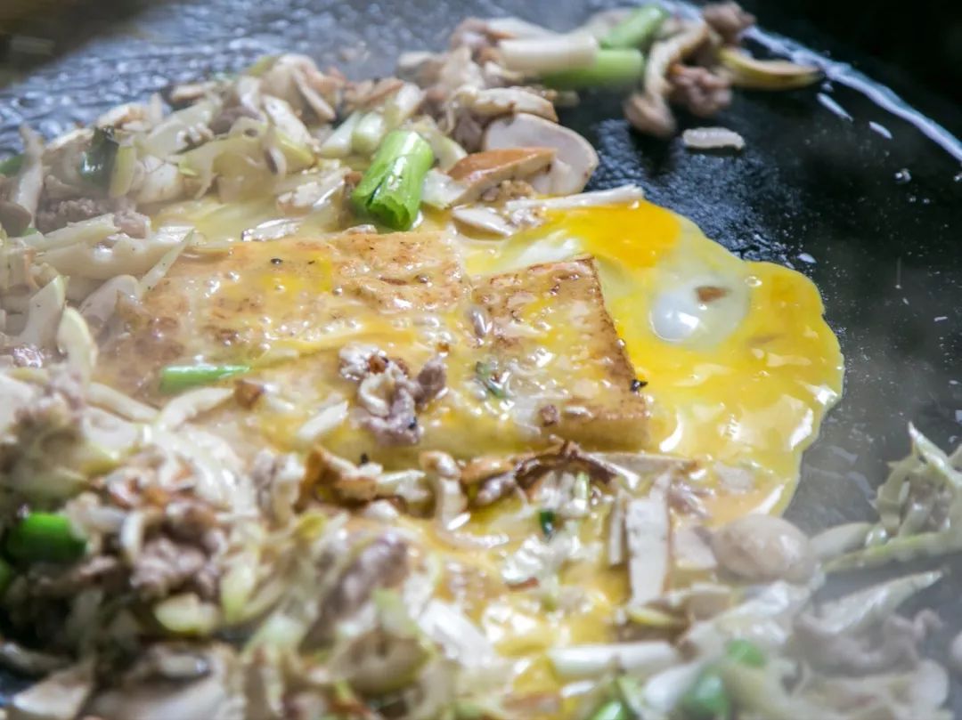 23年夫妻店用刀炒出来的这锅麻糍吊足了临海人的胃口