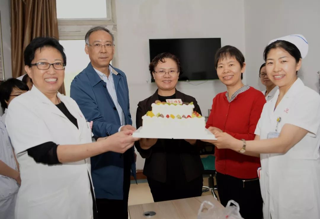 5月7日上午7点30分,运城市中心医院院领导分头行动,把一个个饱含着