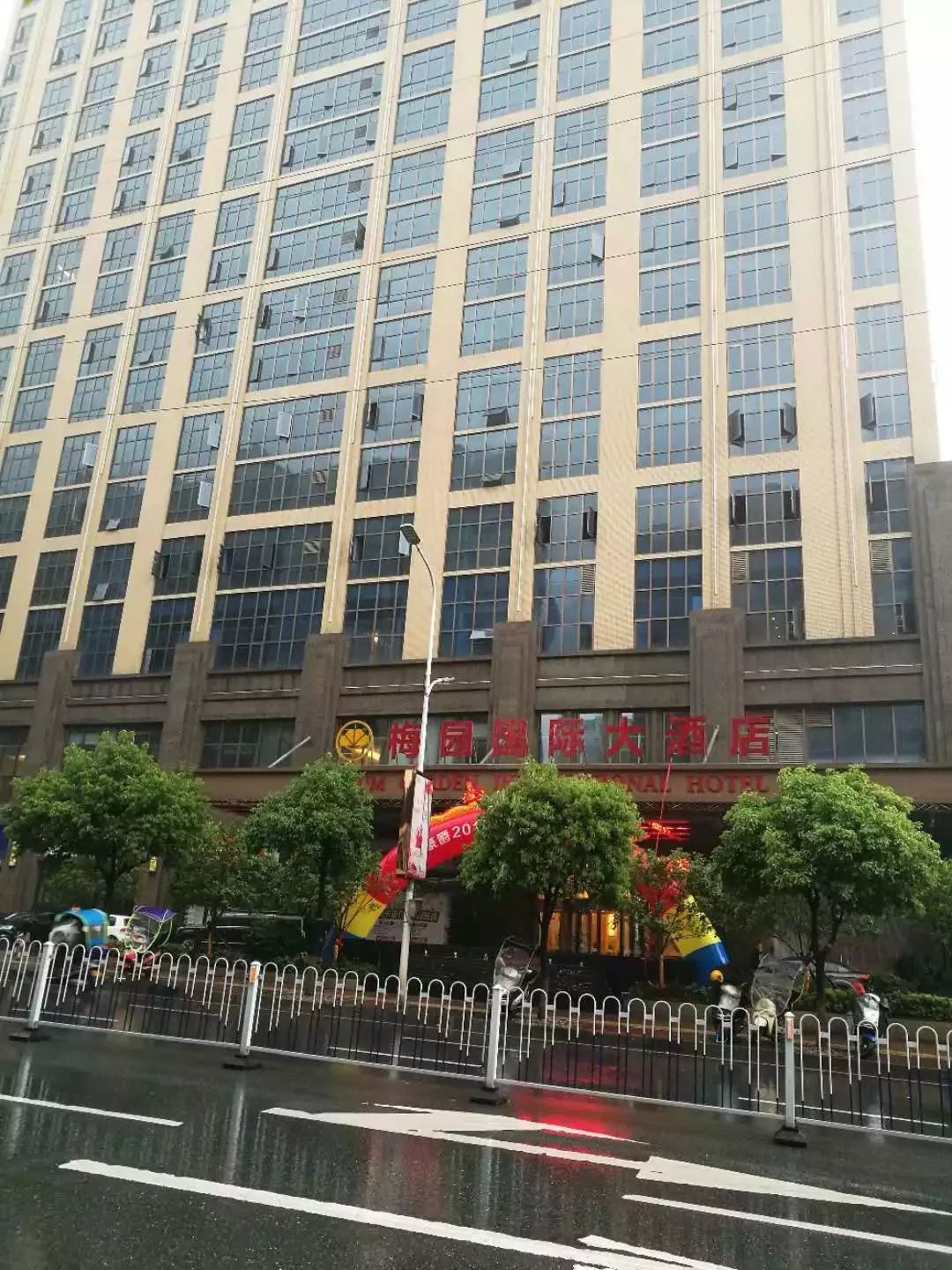 为何萍乡人都要跑到梅园国际大酒店去领高档丝巾?结果发现有这些事