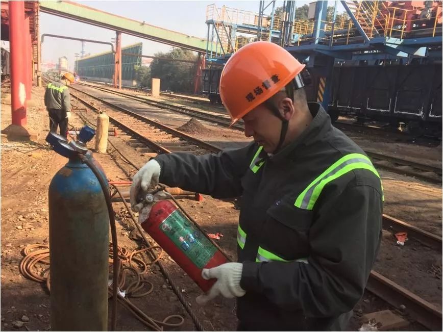 作为监控班的安全监管员,会利用科技手段发现问题是一项重要技能,但