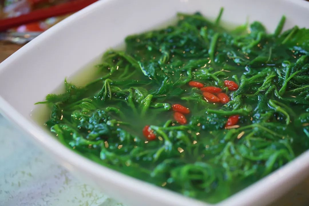 这是小编第一次吃桑叶,没想到桑叶是那么好吃的,店家选用桑叶的嫩芽