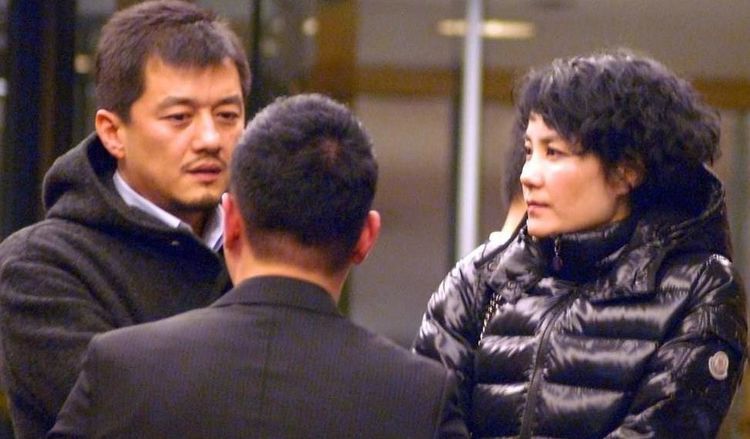 李亚鹏与墨镜女牵手逛公园女方身份被扒不比王菲差