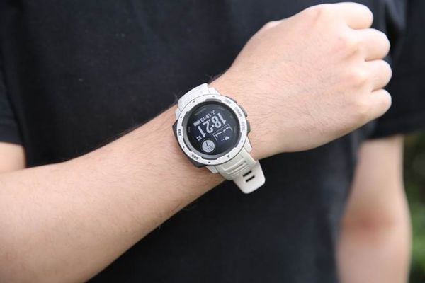 佳明instinct智能手表的的包装盒很简单,只是一个灰色的小盒子,正面是