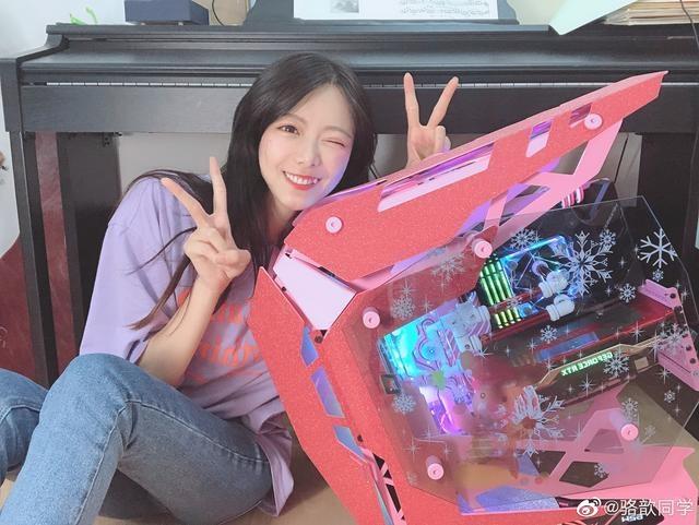 骆歆直播没人气被公司劝分手 解说记得愤怒回应:不把我当人?