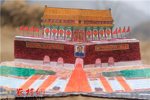 白生龙展示绘画作品白生龙专心致志地进行绘画创作幸运的是,精准扶贫