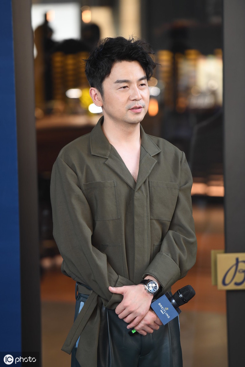 前夫哥雷佳音出席活动照片看到你咋那么想笑呢