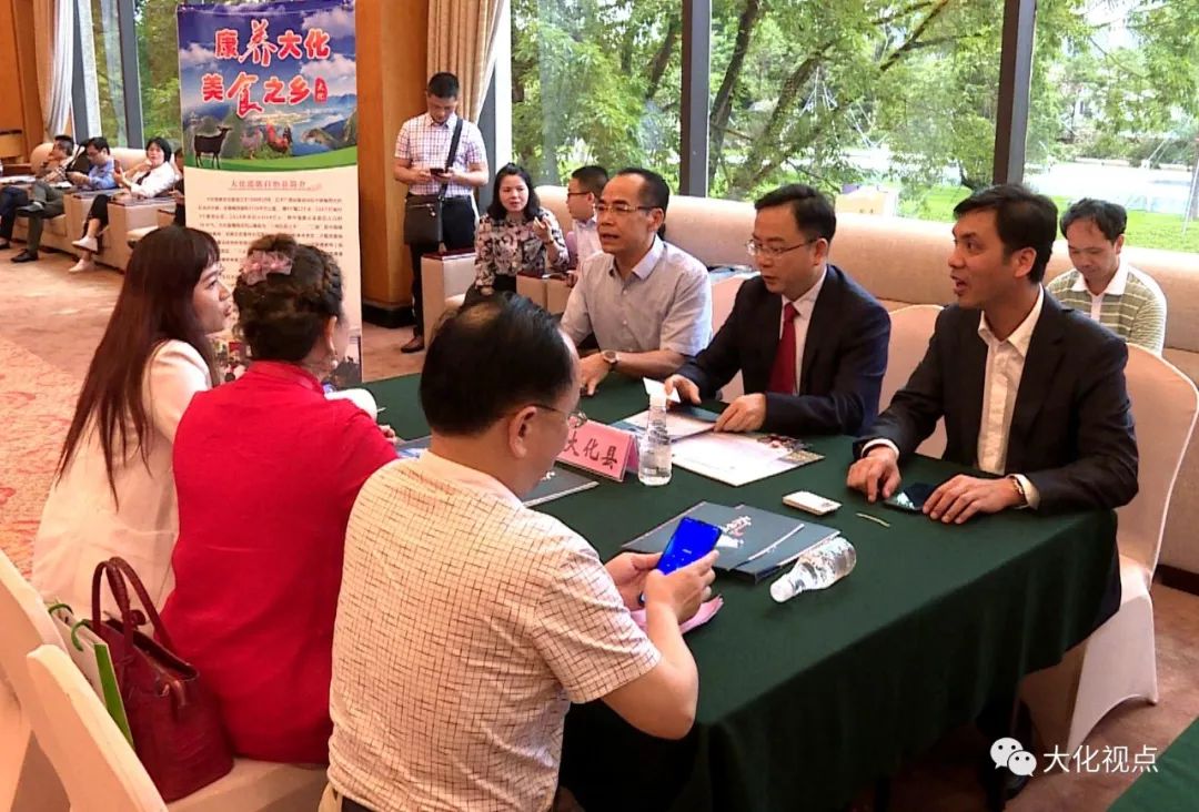 签约仪式结束后,蓝胜,卢阳等县领导还与客商开展项目对接,洽谈.