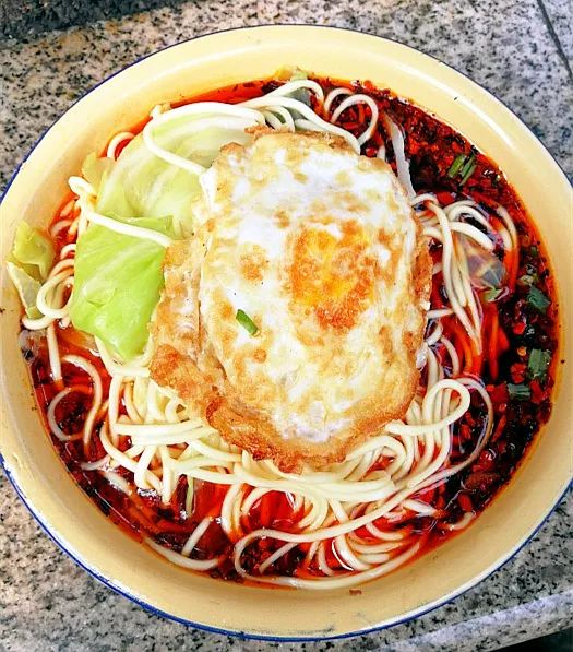 当然如果你觉得只吃小面很"空虚"还是可以加个煎蛋嘛~10元解决一顿饭