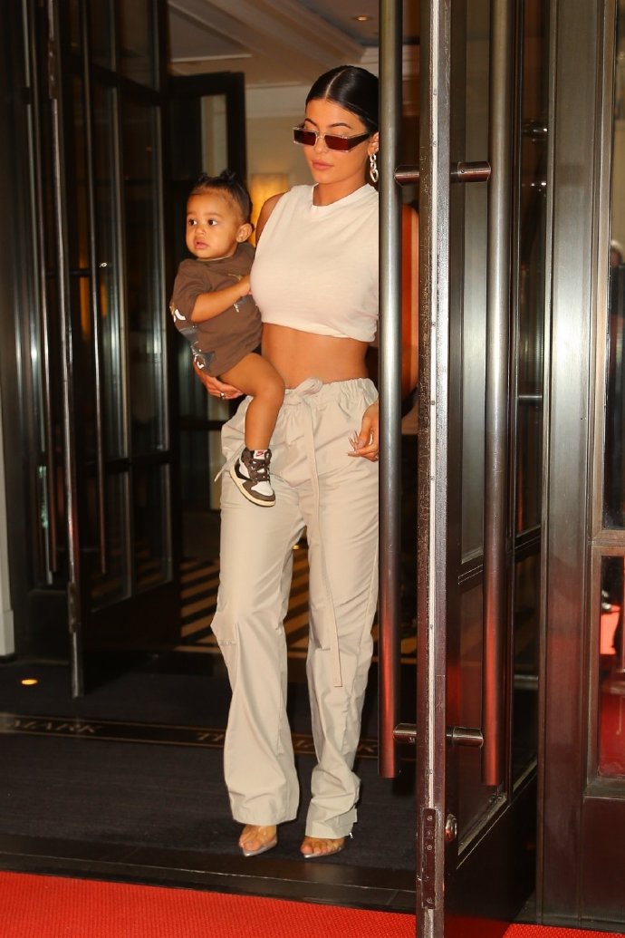 辣妈萌娃!金小妹 kylie抱女儿 stormi 在纽约出街