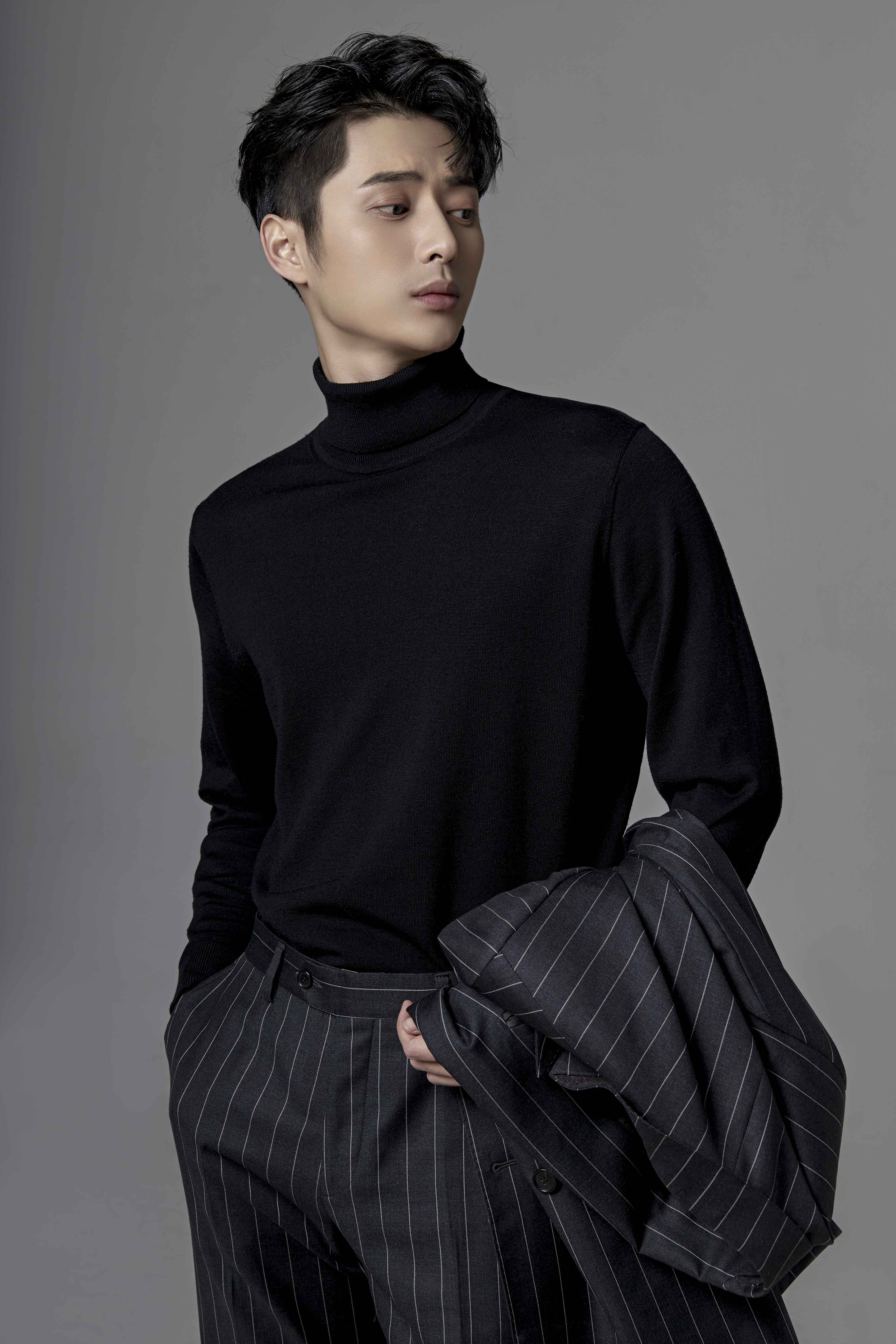 韩承羽最新写真曝光 黑色西装彰显型男气质