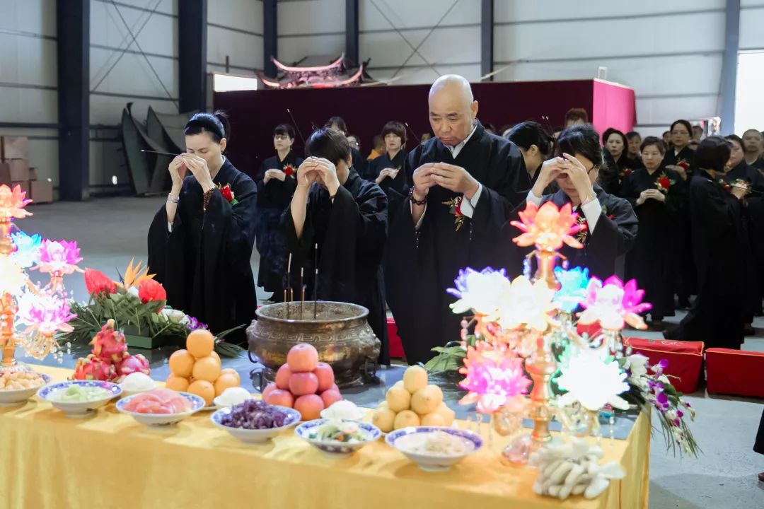 礼三千佛洪名圆满后,现场还隆重举行了延生,往生两场普佛法会.