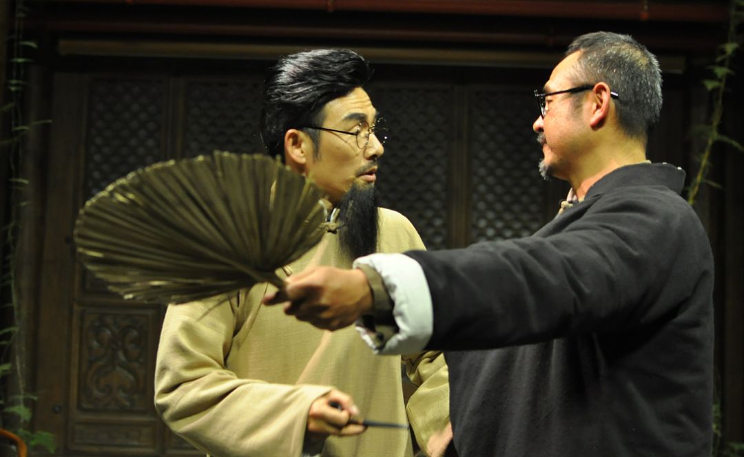 剧中有毅然冲出象牙塔,拍案而起一跃成为革命斗士的闻一多;有精英学者