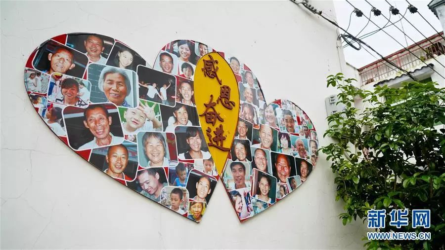 这是5月7日拍摄的江西瑞金华屋村内的照片墙 新华社记者 胡晨欢 摄