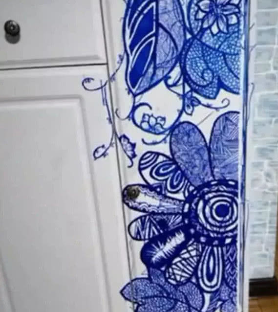 女儿在门上乱涂乱画,美术生妈妈想出妙招,网友:这才是教育