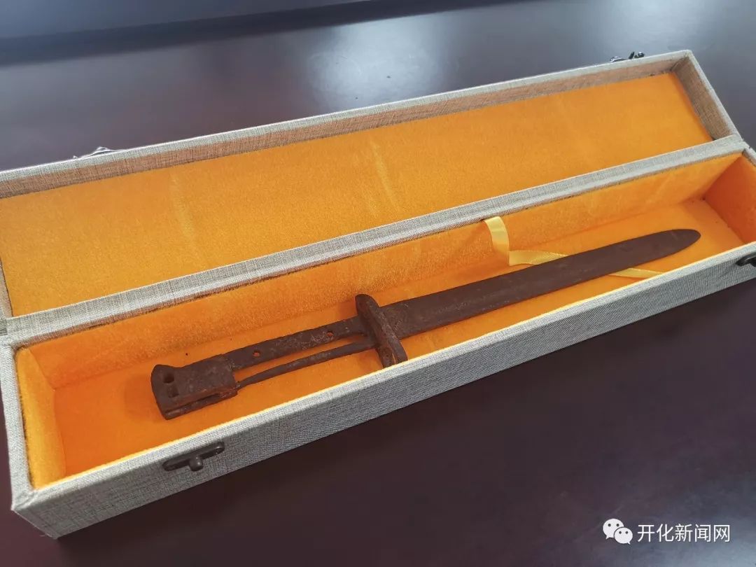 "江鲲同志捐赠的民国汉阳造步枪刺刀会作为革命文物在博物馆内进行