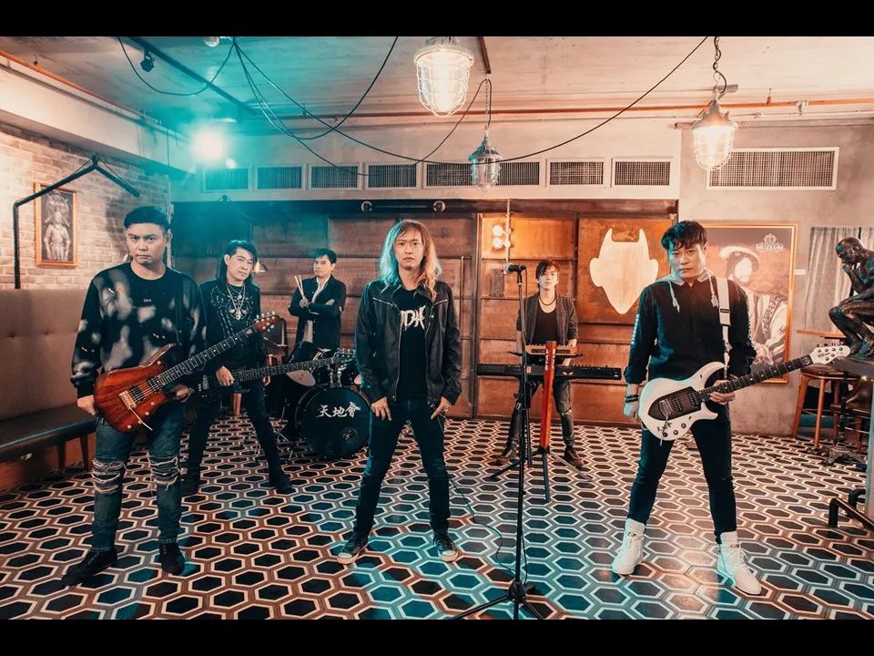 一群外国人组了乐队,唱起了中文摇滚