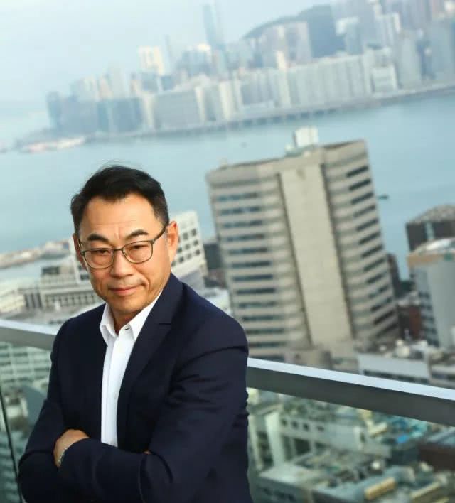 戴志伟离开tvb后活得潇洒,但受访仍有微词,激动列举所遇不公