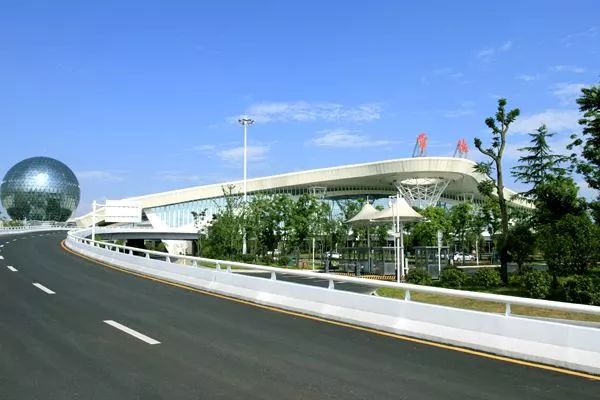 常德桃花源机场试行"半无纸化"乘机 旅客凭购票二维码就能直接过检