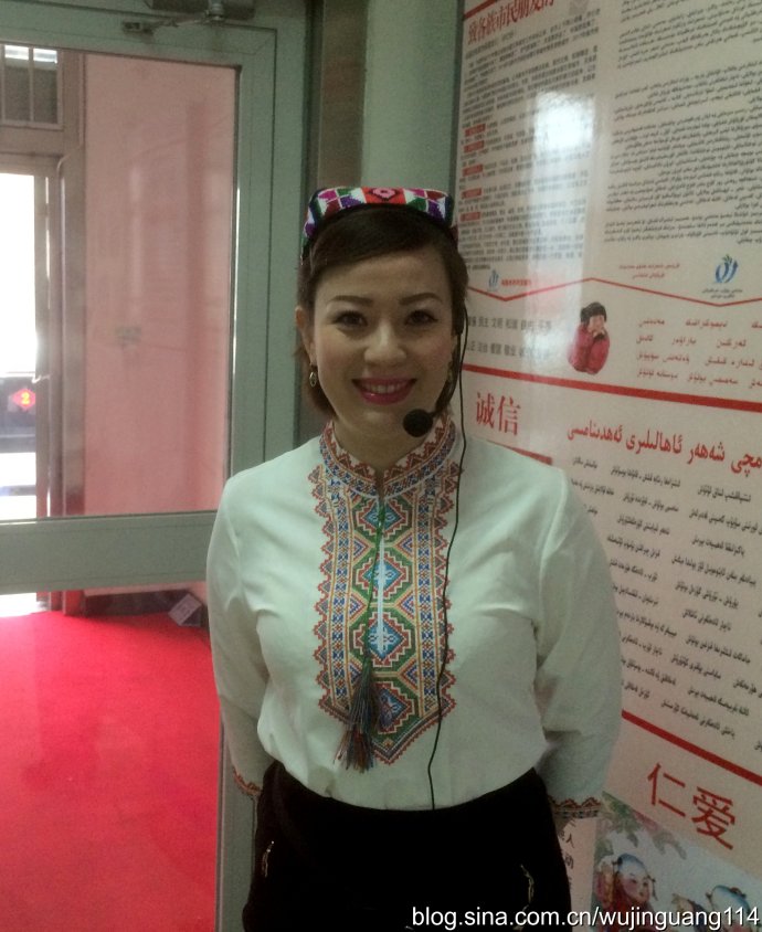 乌鲁木齐社区工作中的维吾尔族美女图