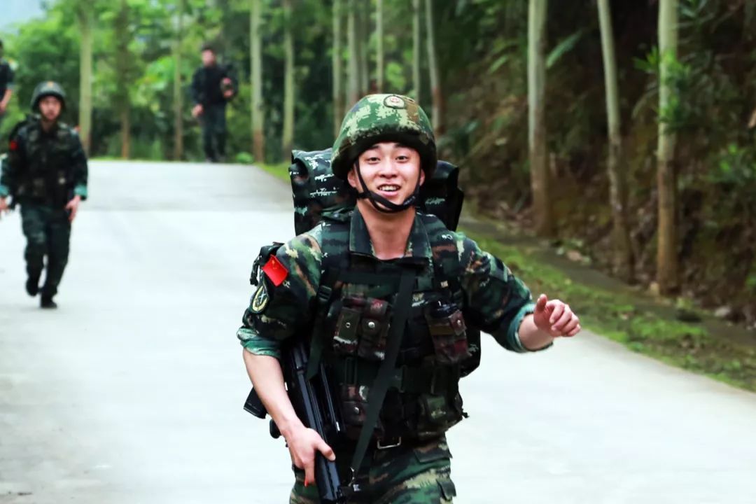 今天你微笑了吗?一起去看兵哥哥们的青春笑脸