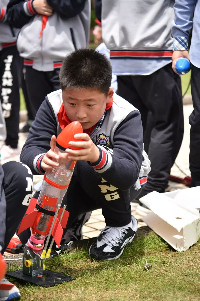 學生髮展追夢科幻煥彩真我記建平實驗中學科技節水火箭比賽