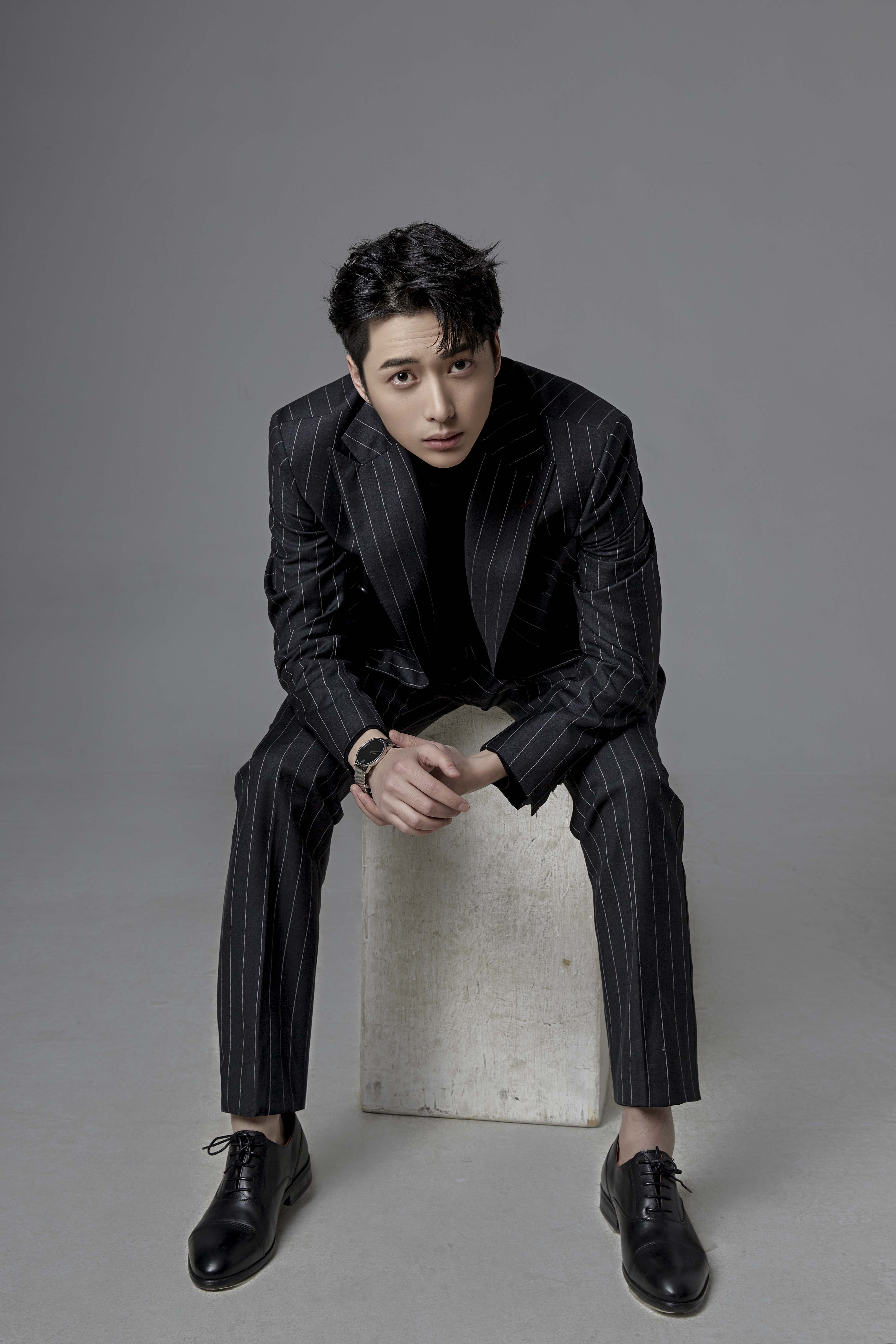 韩承羽最新写真曝光 黑色西装彰显型男气质