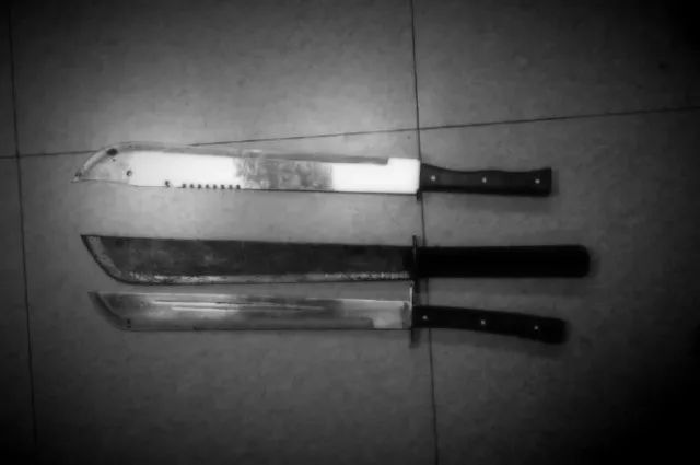 陆川县的钟某鑫纠集刘某锋,伍某铭,赖某东3人带三把砍刀,与另一方小吕