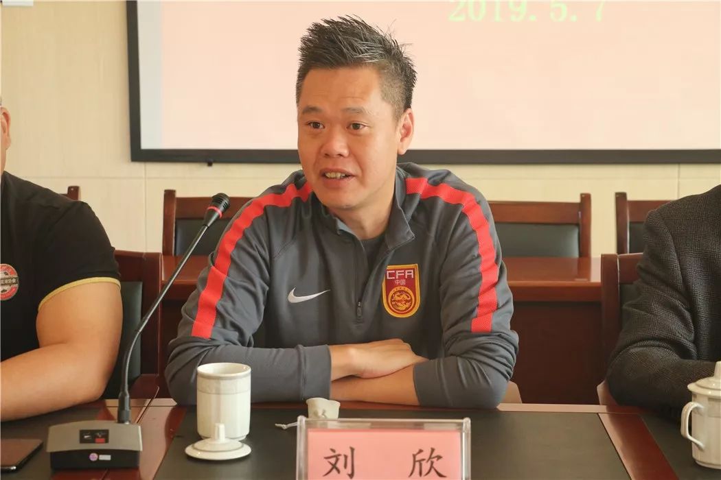 中国足协教练员讲师刘欣分别发表致辞,表达了对青少年足球运动员职业