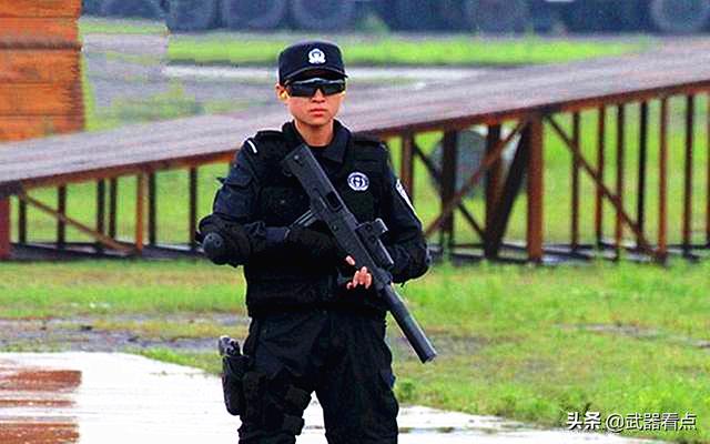 军事丨中国05式单兵特战冲锋枪采用革命性直插四排发弹匣