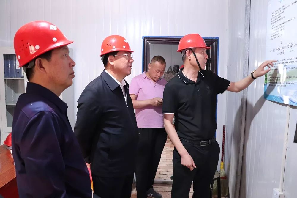 随后乔允利调研了准格尔旗龙王沟水环境治理工程,详细了解了项目建设