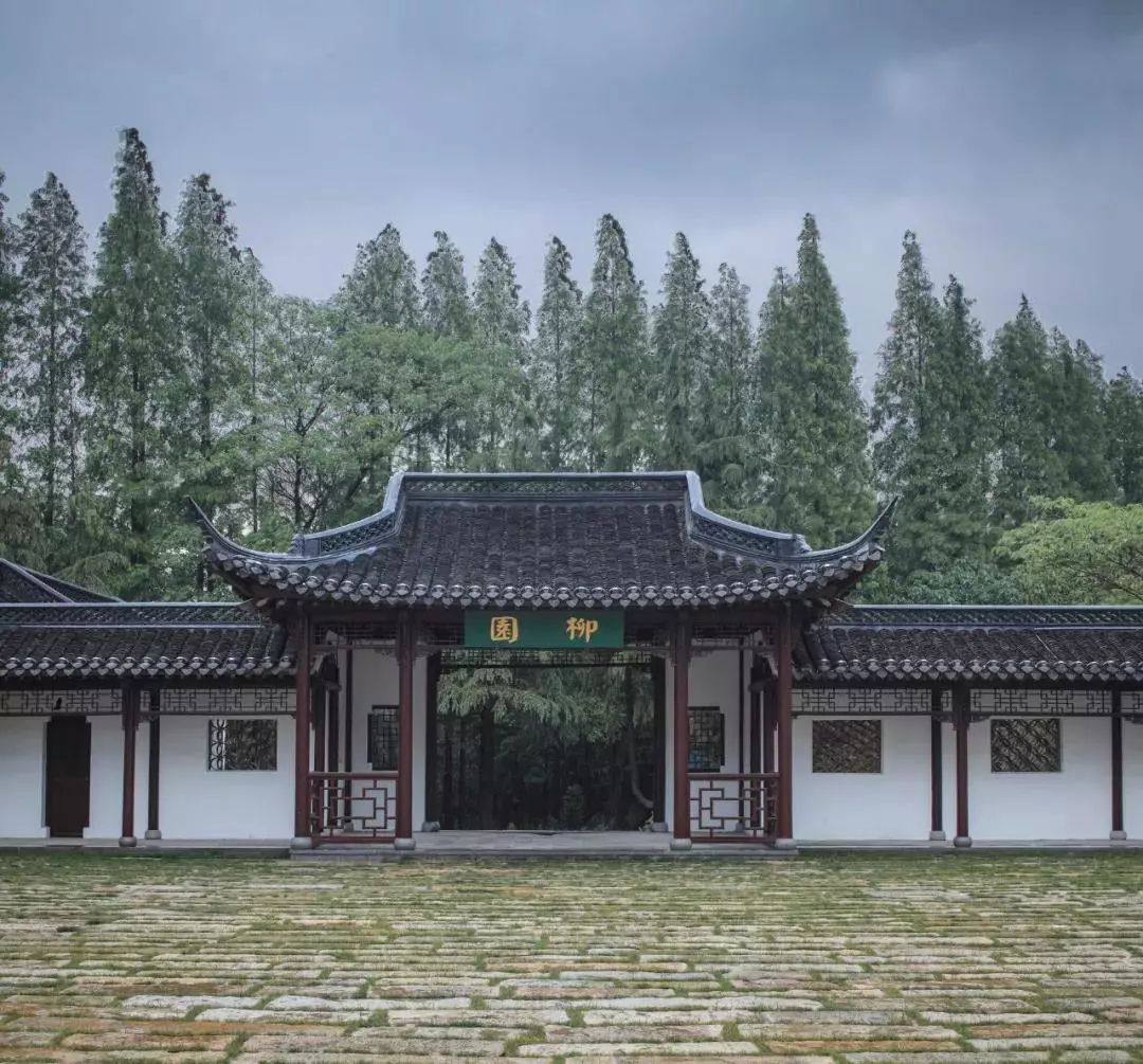 在泰州南门外的打渔湾,依水而建的柳敬亭公园依旧生机无限,内外连绵