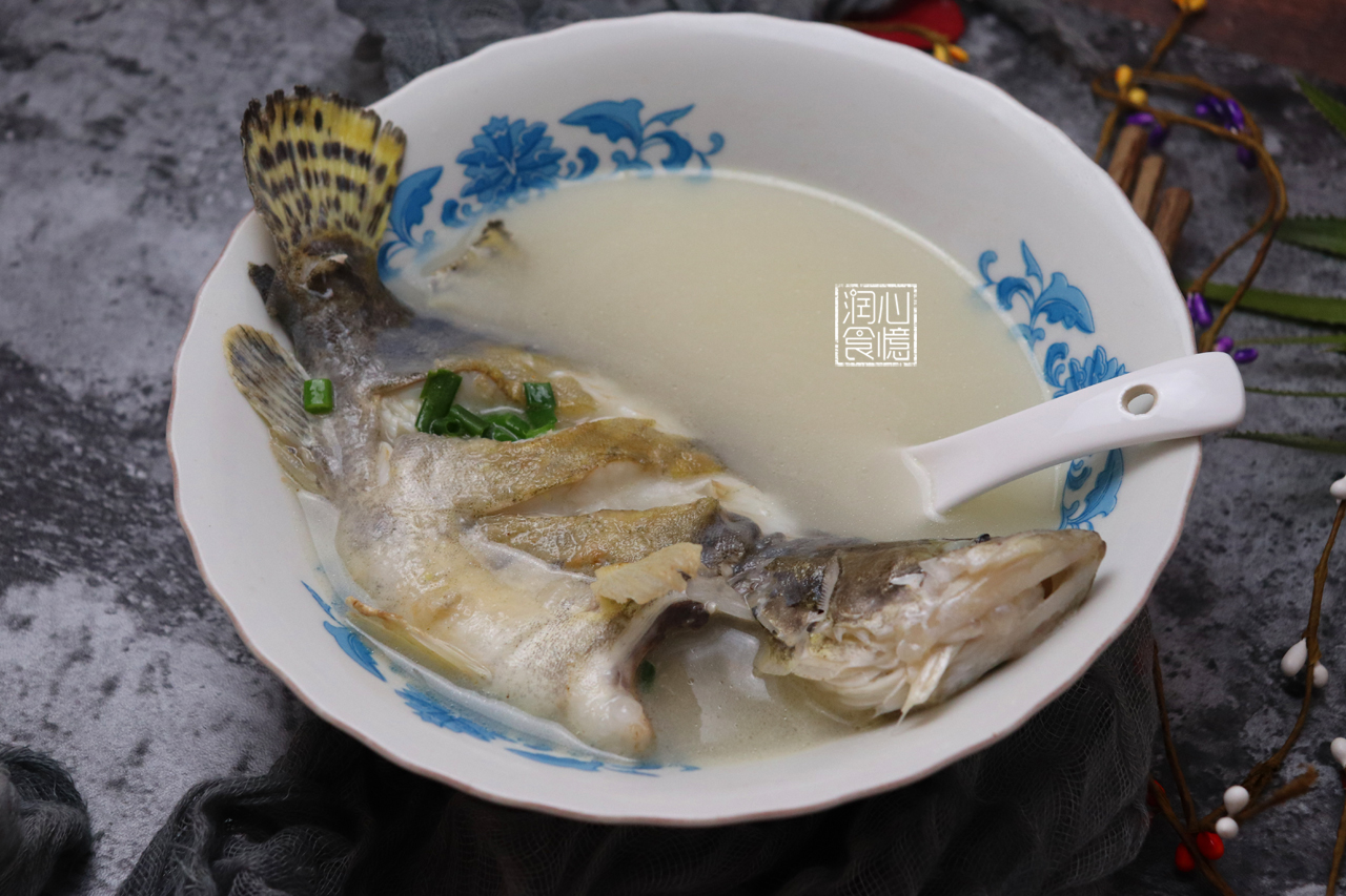 第四道:鳜鱼(桂鱼)汤3,然后倒入一小碗清水,加上切好的红辣椒,盖上