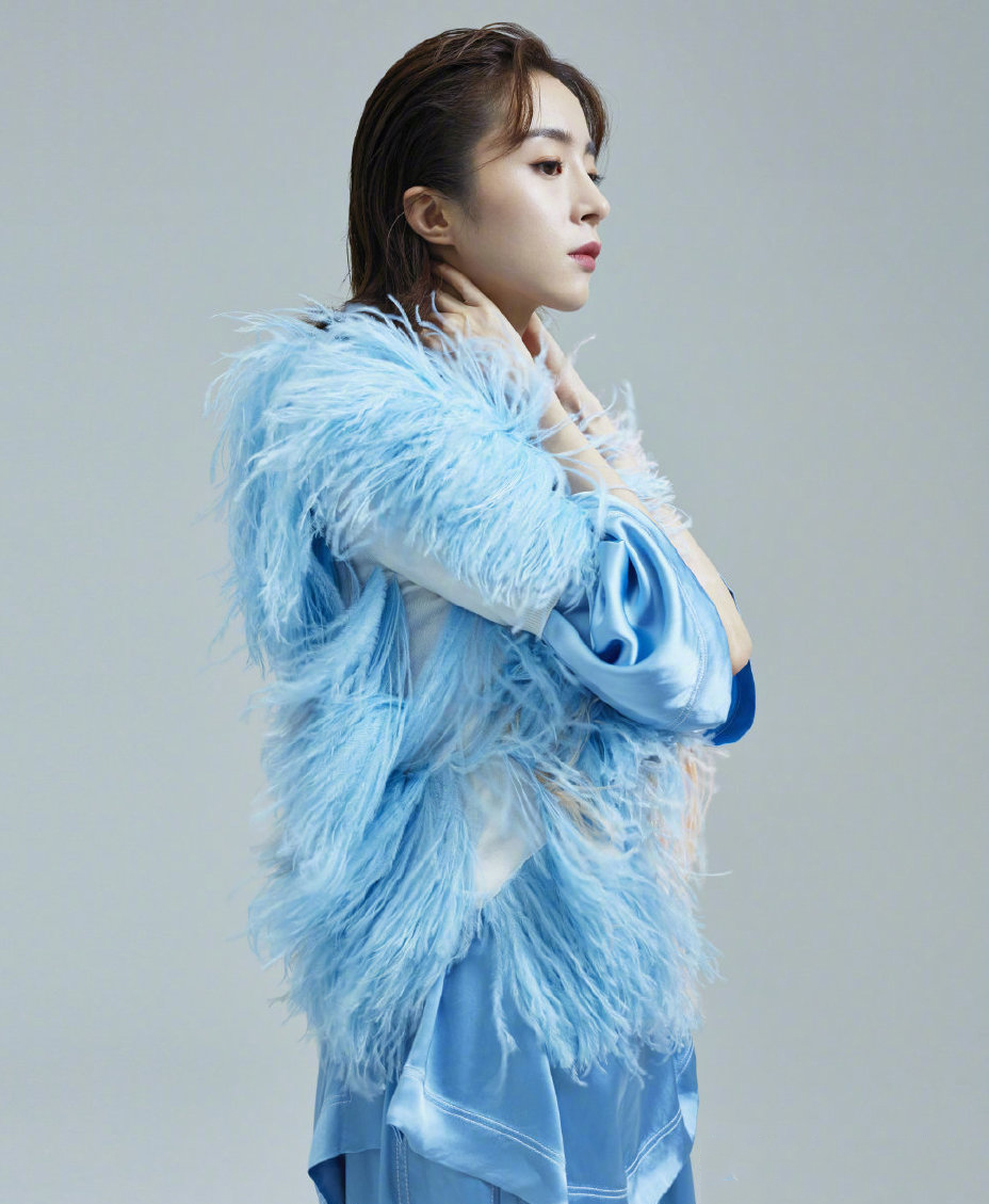 女演员胡冰卿恬静温婉时尚写真