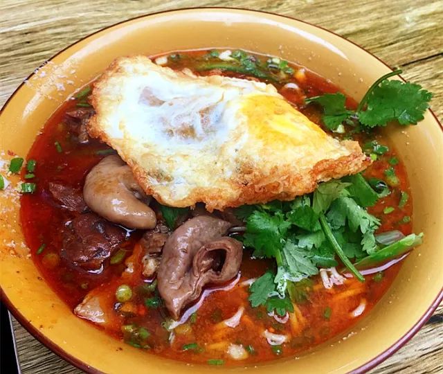 肥肠面,肥肠分量给的很足,肥肠在汤料里浸泡的很入味,吃起来很有嚼劲.