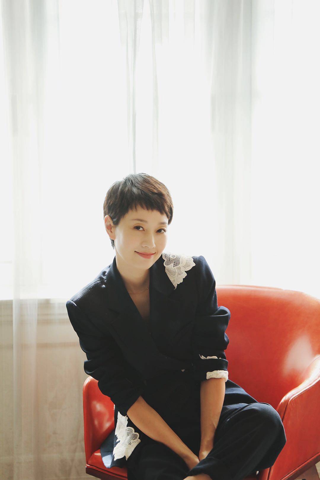 原创43岁马伊琍好会穿一身绣片装饰西装亮相精致优雅越美越高级