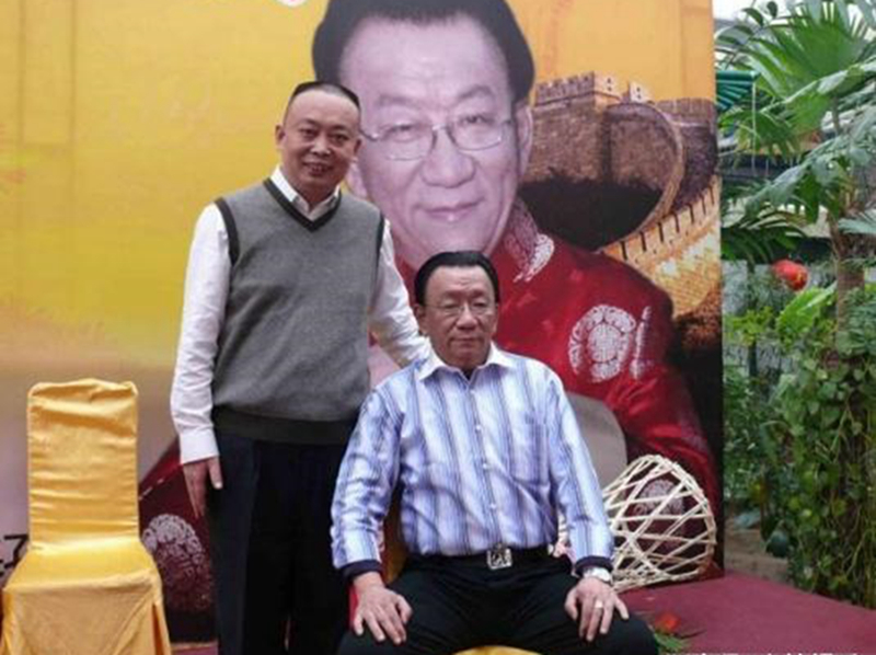 不便收徒,所以,2011年他拜在了侯耀华门下,目的只是要一个师承名分