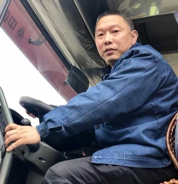 最美交通追梦人 | 开30米长的车 他是公交车救急人_陈尧建