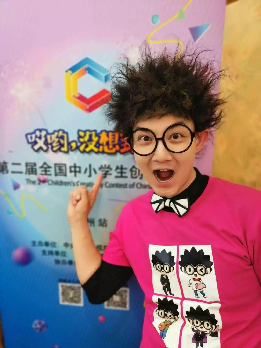 少儿频道著名主持人芝麻哥哥也来到现场,主持活动并和孩子们一起互动.