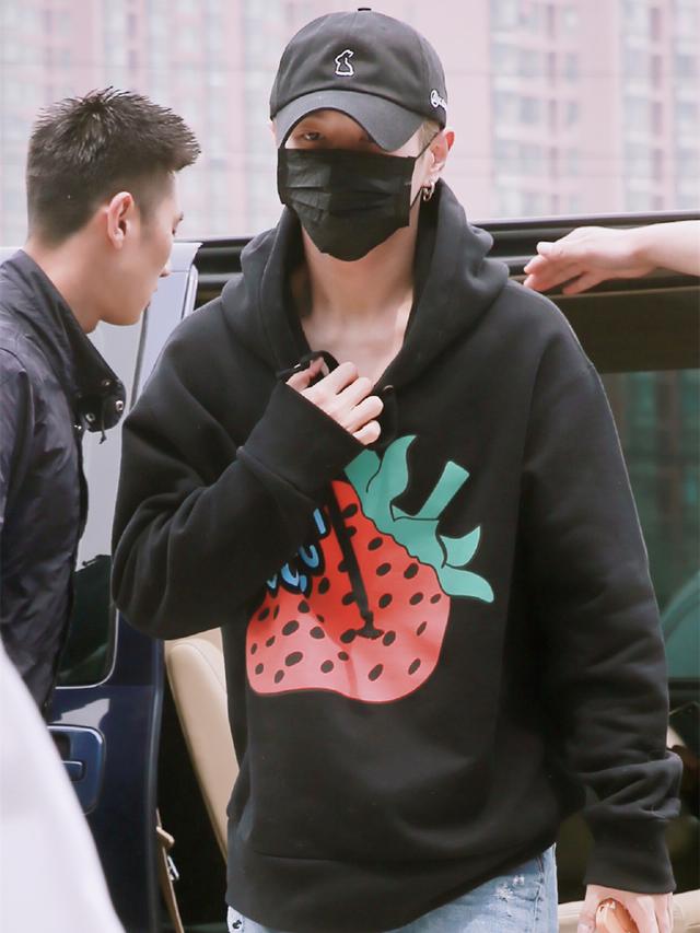 李汶翰撞衫鞠婧祎身高差21cm穿同款卫衣居然还一点不尴尬