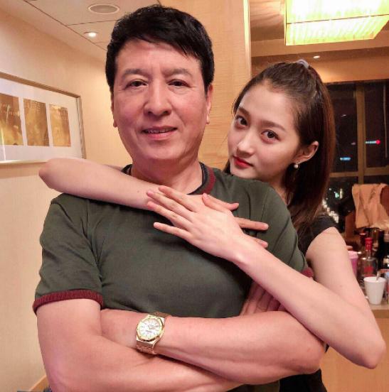 原创关晓彤晒与爸爸家中合照,被打码的地方意外成为亮点