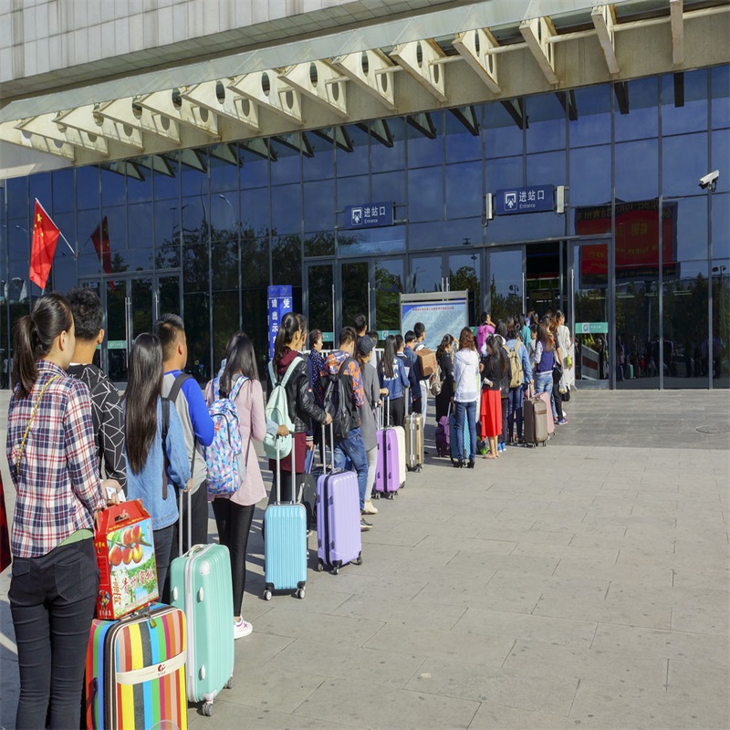 宁愿排长队买汽车票也不愿刷卡坐火车原因很现实