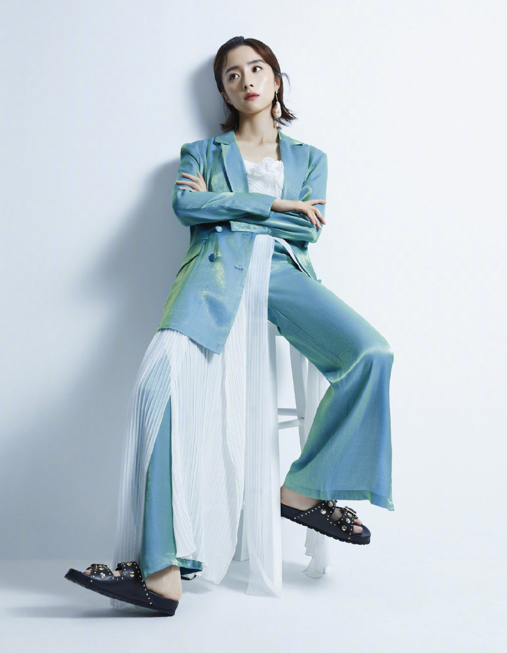 女演员胡冰卿恬静温婉时尚写真