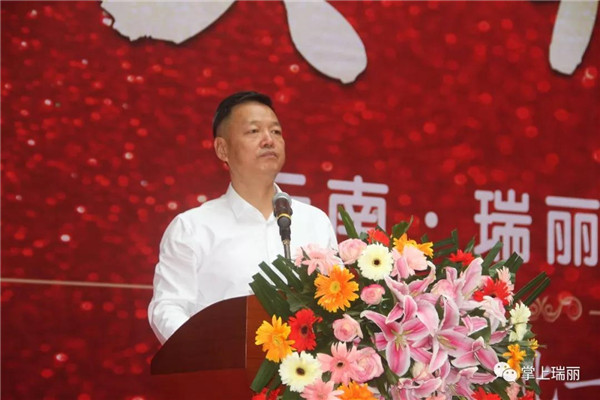 瑞丽市委副书记,市长谢大鹏致辞表示,yy一件直播是瑞丽的重大招商引资