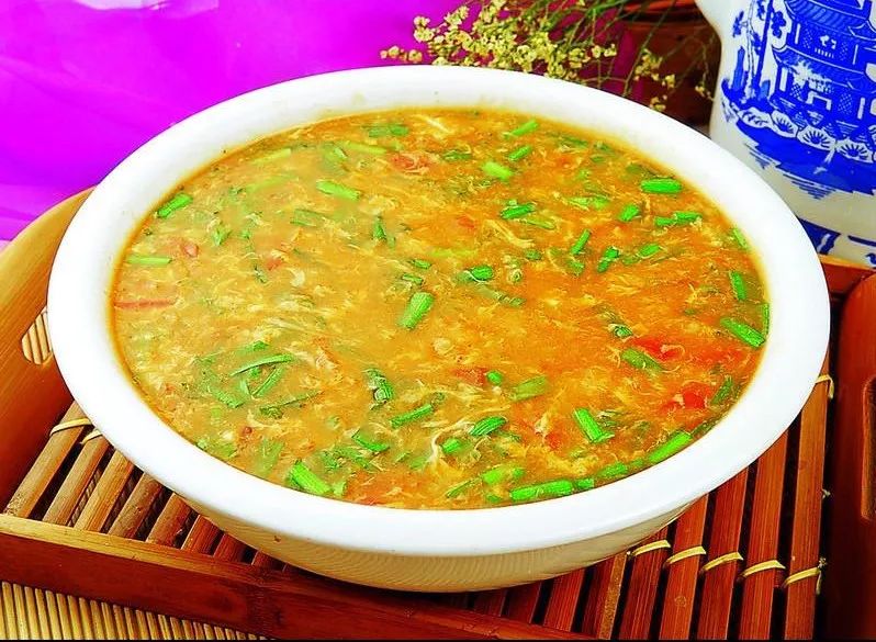 酸拌汤在韩城,大清早起来早点吃个酸拌汤真心不错,反正小编早上就喜欢