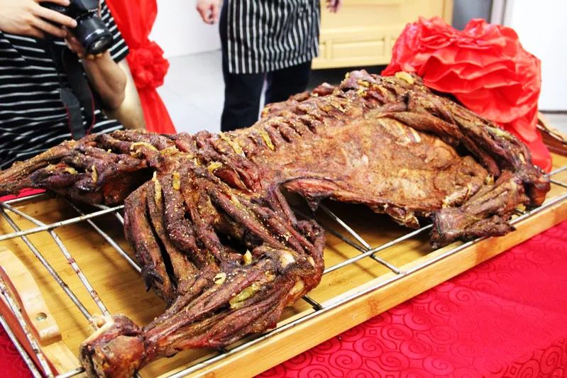 全山只有他家才有的碳烤全牛狂欢全牛盛宴