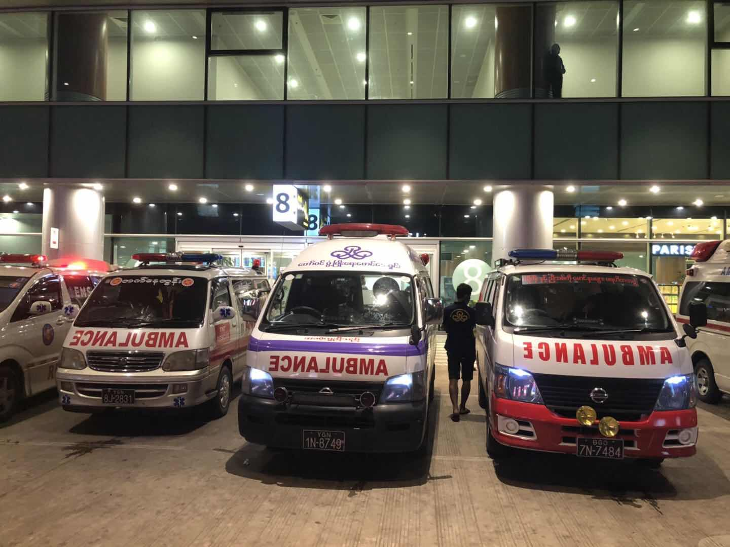 缅甸仰光机场:一架客机滑出跑道_新华社