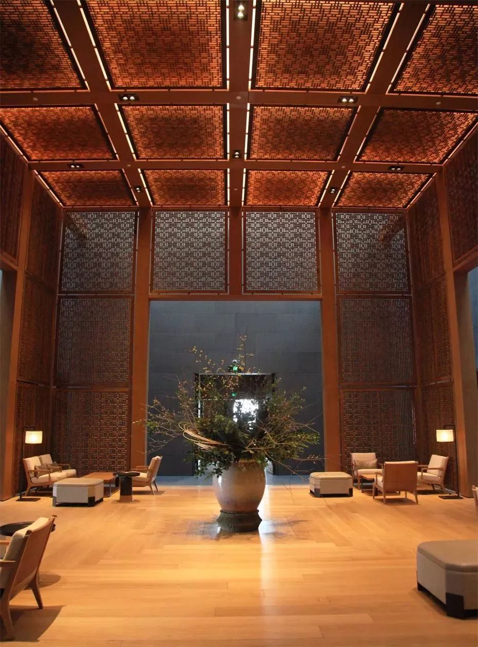 上海养云安缦一如既往得低调,进入大堂内, 就有一股浓烈的木头清香