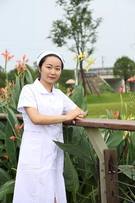 荐医献礼护士节向广汉市最美的白衣天使风景线致敬