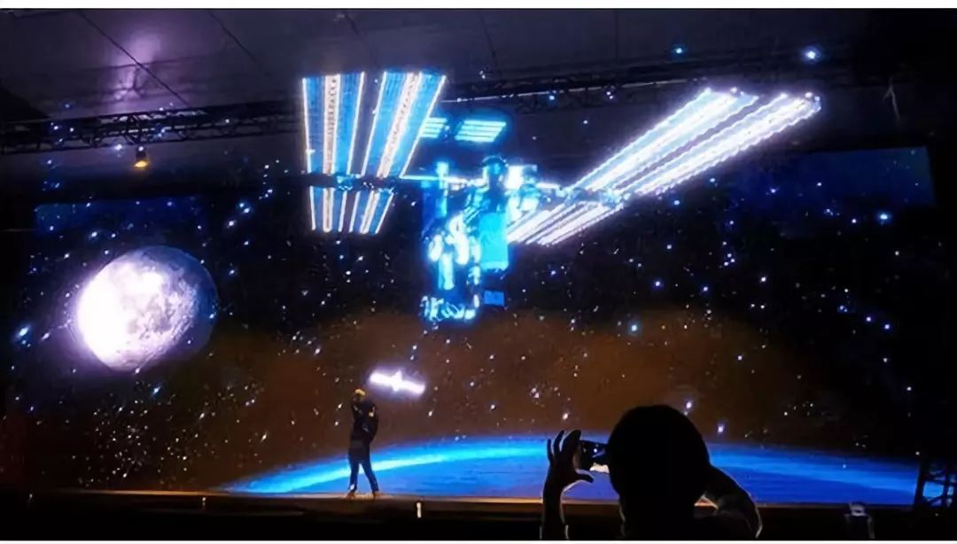 全国首创,国内最大的双屏幻影全息剧场.