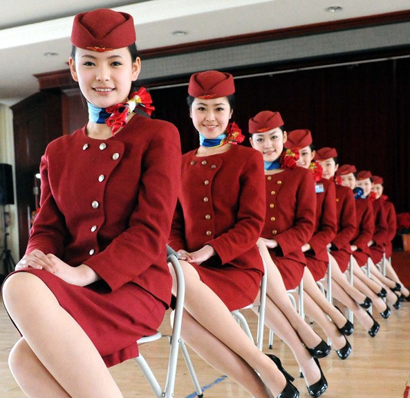 飞机上的空姐为什么都斜着腿坐,是职业要求吗?原因其实不复杂